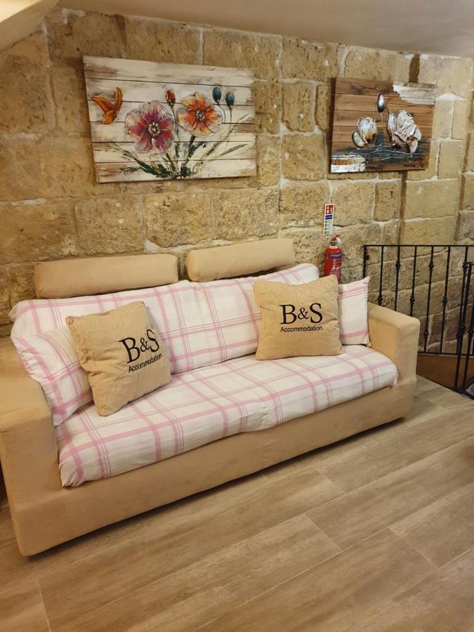 B&S Accommodation Renovated 18 Century House Of Character In Hal Ghaxiak Exteriör bild